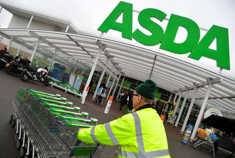 Funcion&aacute;rio organiza carrinhos de supermercado em loja do Asda em Londres, Reino Unido
18/04/2018 REUTERS/Toby Melville