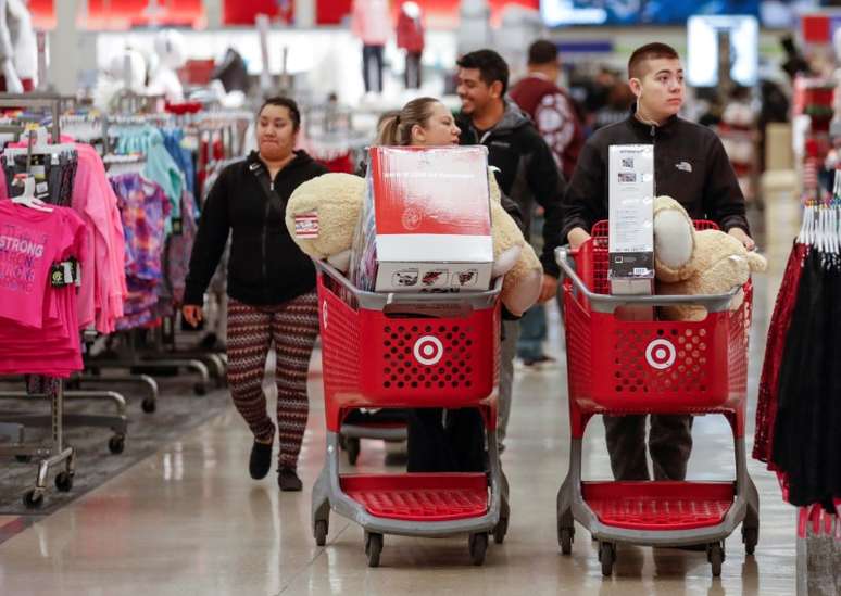 Clientes circulam por corredores de loja durante Black Friday em Chicago, Estados Unidos
23/11/2017 REUTERS/Kamil Krzaczynski