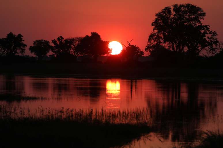 Pôr do sol no Delta do Okavango, em Botsuana 25/04/2018  REUTERS/Mike Hutchings