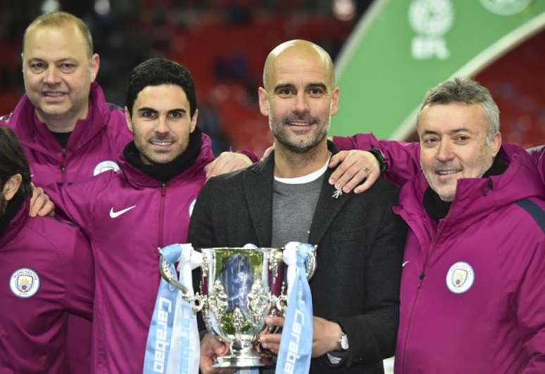 Guardiola com o troféu da Copa da Liga Inglesa (Foto: Glyn Kirk / AFP)