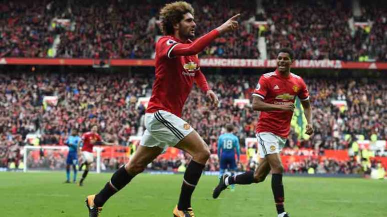 Fellaini marcou sobre o Arsenal nos acréscimos (Foto: PAUL ELLIS/AFP)