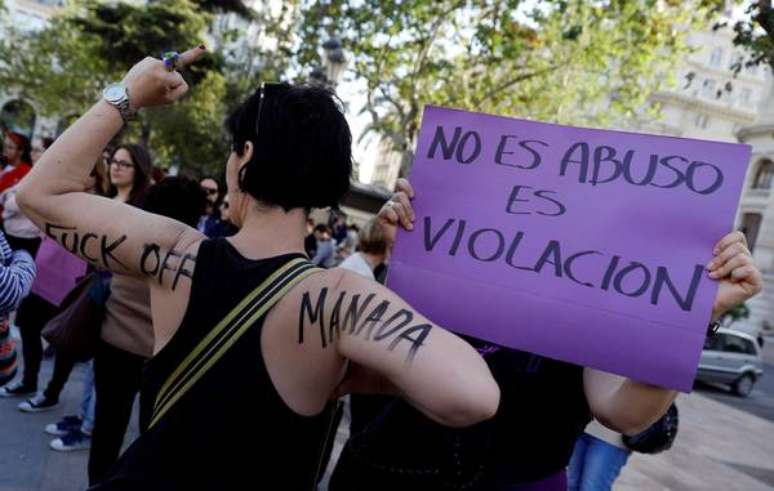 Protestos foram organizados contra condenação por "abuso sexual" na Espanha.