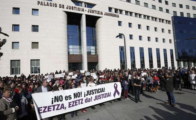 Manifestantes querem que sejam revistas as leis espanholas que tipificam o abuso sexual e o estupro