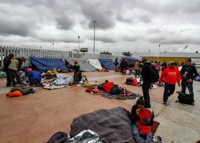 Caravana de migrantes na fronteira entre México e EUA