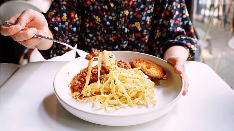 Comer muita massa e arroz foi associado à entrar na menopausa um ano e meio mais cedo do que a idade média no Reino Unido, de 51 anos