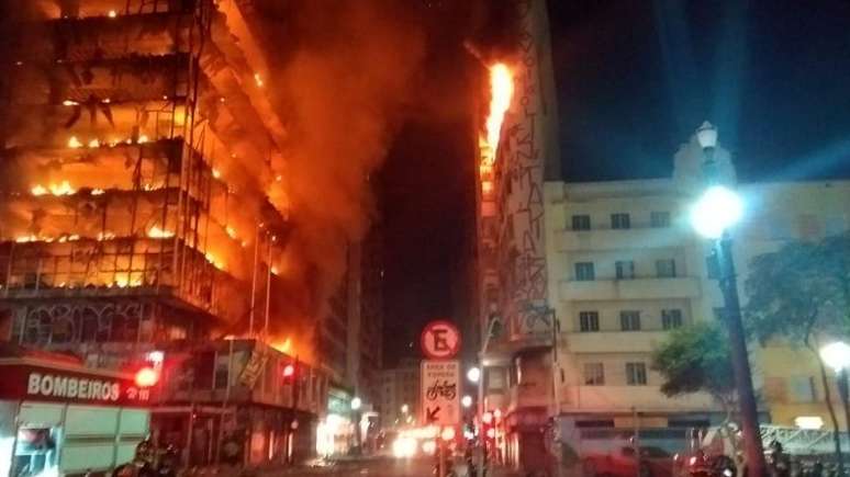 Chamas teriam começado por volta de 1h30. Cerca de uma hora depois o prédio desabou. Bombeiros tentavam auxiliar uma vítima que estava no edifício quando a estrutura caiu | Fonte: Corpo de Bombeiros 