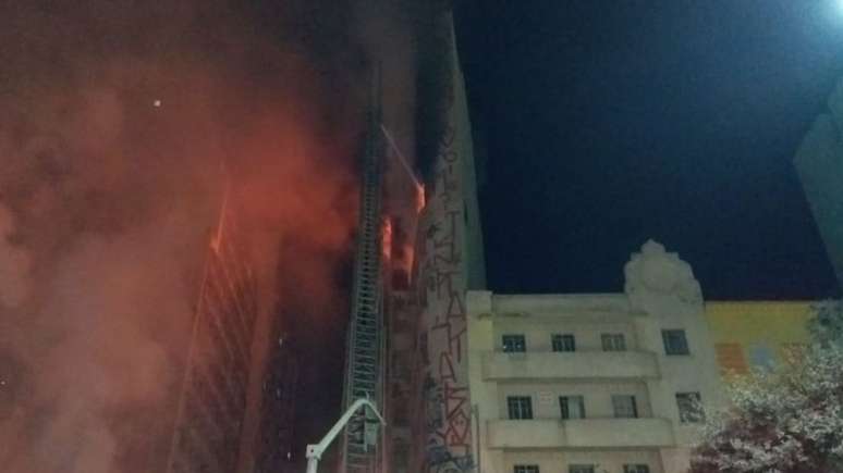 Segundo porta-voz dos Bombeiros, ausência de elevadores criou duto de ar e presença de lixo funcionou combustível para o fogo, o que agravou o incêndio | Fonte: Corpo de Bombeiros 