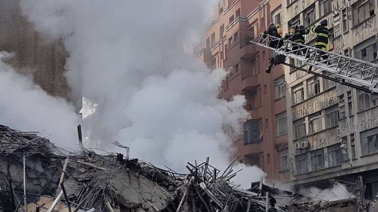 Bombeiros dizem que atuarão no local por pelo menos uma semana