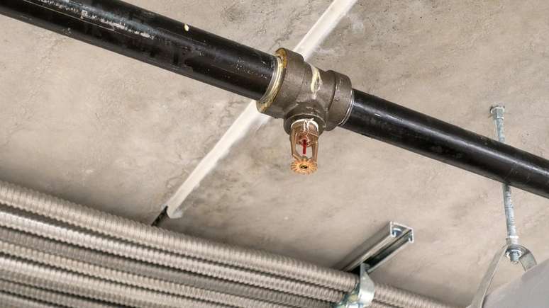 Chuveiros sprinklers, que são instalados no teto e soltam água em caso de fogo, estão entre os artigos anti-incêndio apontados como fundamentais