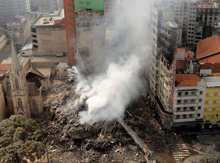 Bombeiros tentam extinguir incêncio em prédio que desmoronou no centro de São Paulo 1/05/ 2018. REUTERS/Paulo Whitaker 