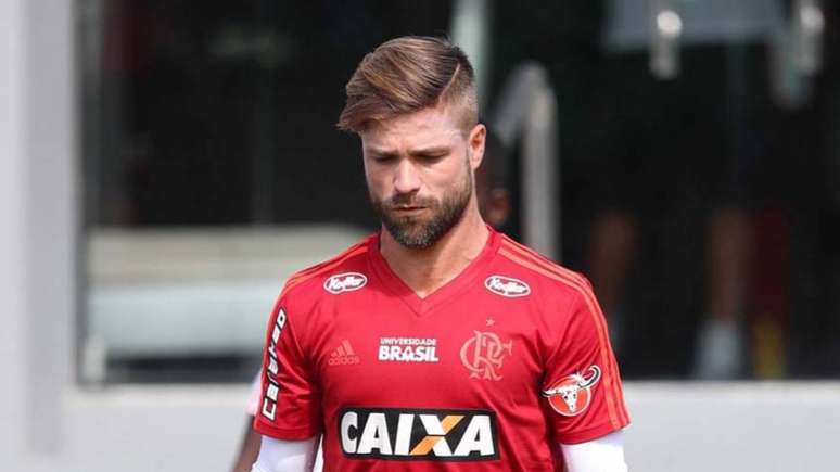 Diego foi alvo de ofensas e agressão de torcedores do Flamengo (Foto: Gilvan de Souza / Flamengo)