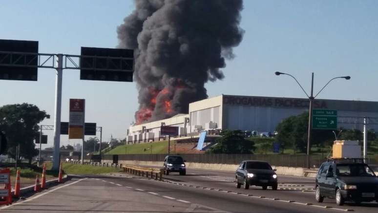 Galpão da Drogaria Pacheco, na Rodovia Presidente Dutra, no Rio de Janeiro pegou fogo na manhã desta terça-feira