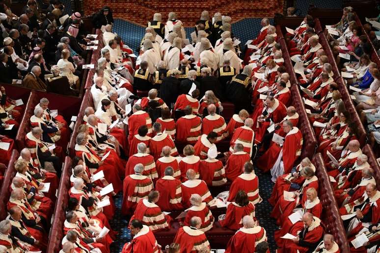 Representantes tomam seus lugares na Câmara dos Lordes antes do discurso de abertura do Parlamento, em Londres, Reino Unido
21/06/2017
REUTERS/Carl Court
