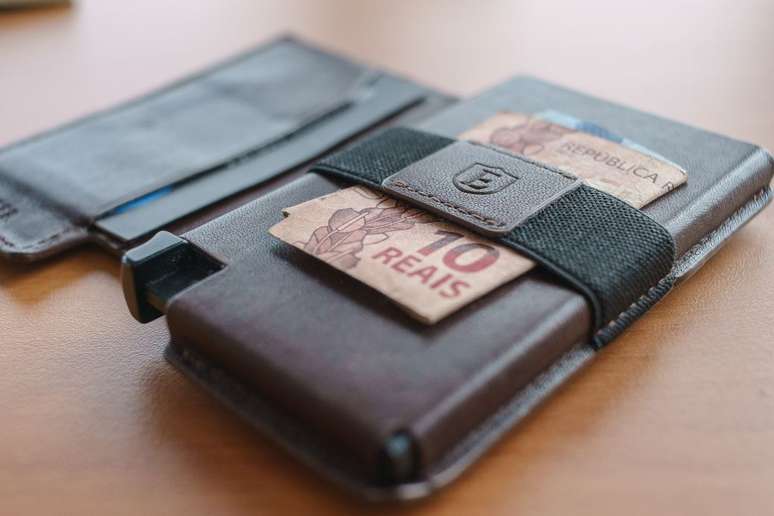 No canto esquerdo, o gatilho para ejetar os cart&otilde;es do "bolso m&aacute;gico" (Foto: Leonardo Pavini/Canaltech)