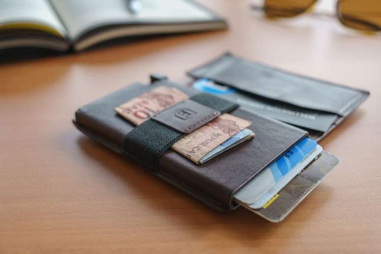 A Parliament &eacute; constru&iacute;da em couro e com formato compacto (Foto: Leonardo Pavini/Canaltech)