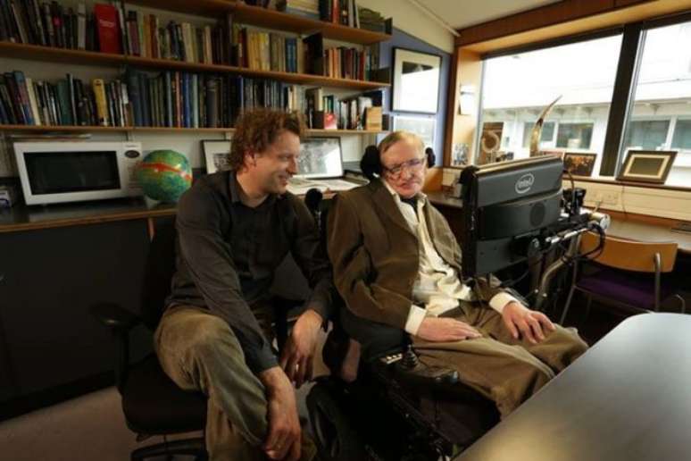 Thomas Hertog e Stephen Hawking trabalhando juntos (Foto: Reprodução / Pinterest)