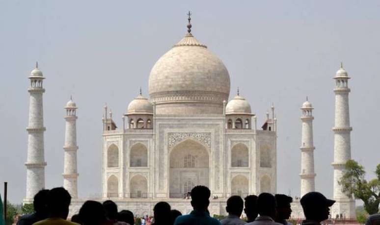 Fezes de insetos 'tingem' Taj Mahal de verde