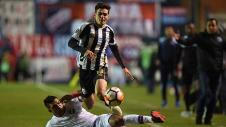 Após confusão da arbitragem, Léo Cittadini recebe o cartão vermelho no vestiário e desfalca o Peixe (Foto: AFP)