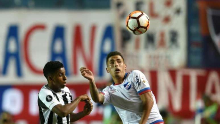 No Uruguai, Rodrygo sofreu com a forte marcação e acabou substituído após lesão no tornozelo (Foto: AFP)