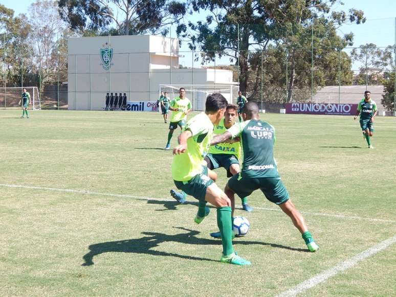 Coelho se reapresenta e volta aos treinos no CT Lanna Drumond(Foto: João Zebral / América)