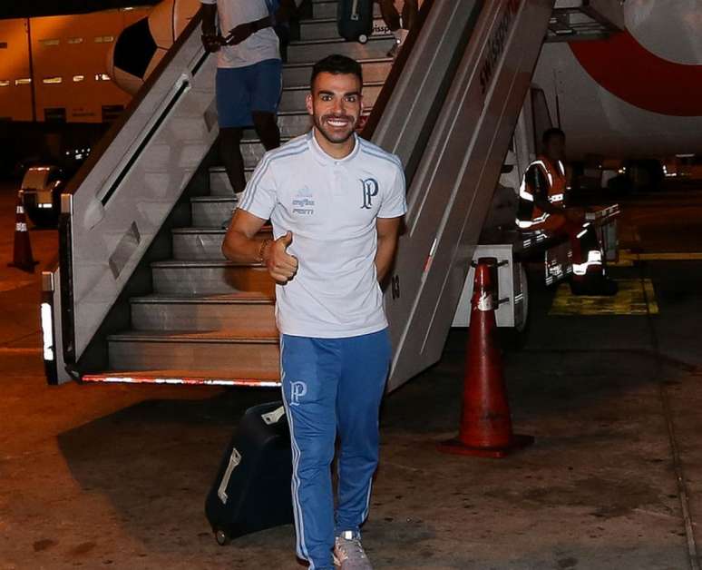 Bruno Henrique na chegada da delegação palmeirense a Lima - FOTO: Cesar Greco/Palmeiras