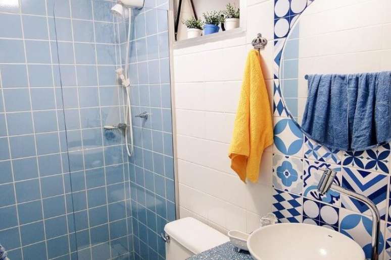 8. Aqui há o uso de azulejo para banheiro azul, branco e estampado. Projeto de Casa Aberta