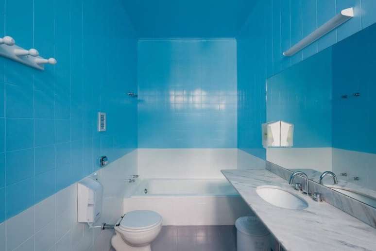 62. Banheiro coberto por azulejos azuis. Projeto de Felipe Hess