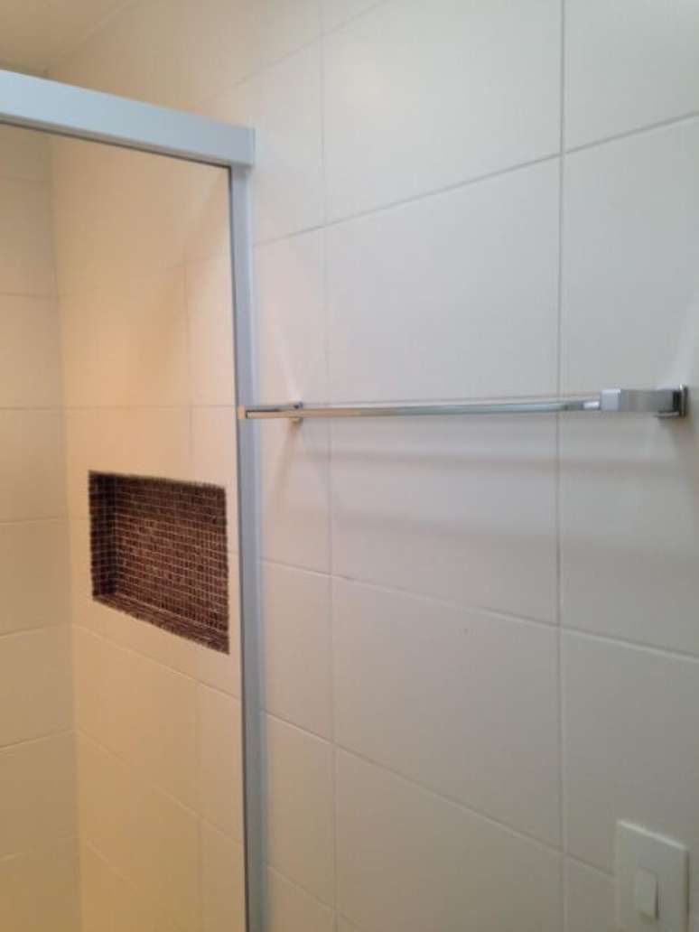 27. O azulejo branco é tradicional nos banheiros. Projeto de Iago Patucci