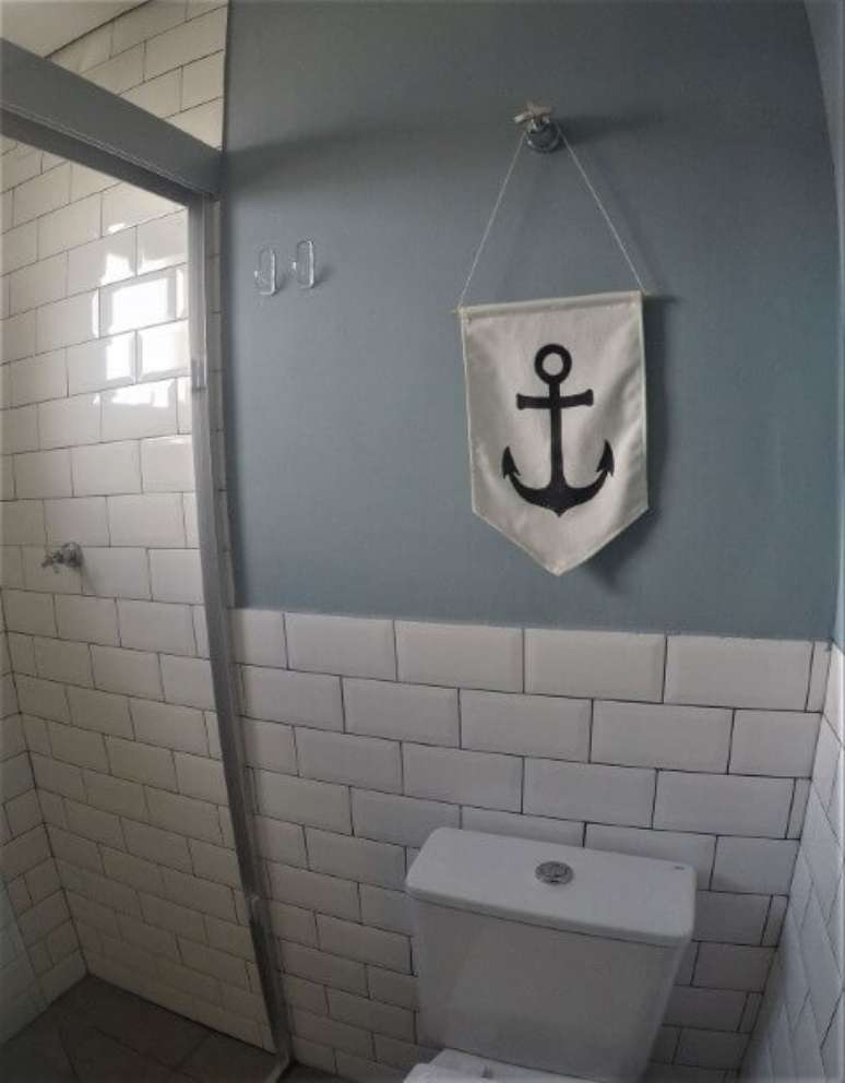 54. Azulejo branco em banheiro retr&ocirc;. Projeto de Priscila de Mendon&ccedil;a Silva