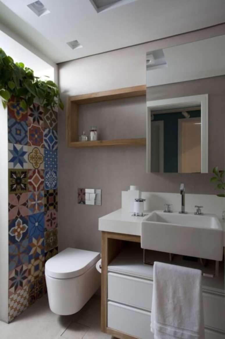 58. Azulejos para banheiro estampados em lavabo. Projeto de Juliana Pippi