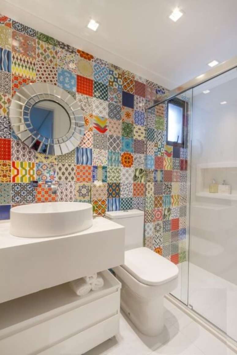 1. O azulejo para banheiro pode transformar completamente o cômodo. Projeto de Bordin Soares