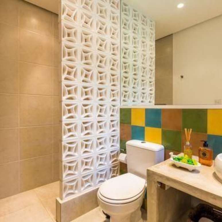 28. O uso dos azulejos coloridos tira a seriedade do banheiro