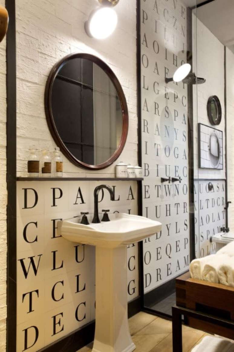 34. Aqui vemos um modelo de azulejo para banheiro diferente estampado com letras. Projeto de Paola Ribeiro