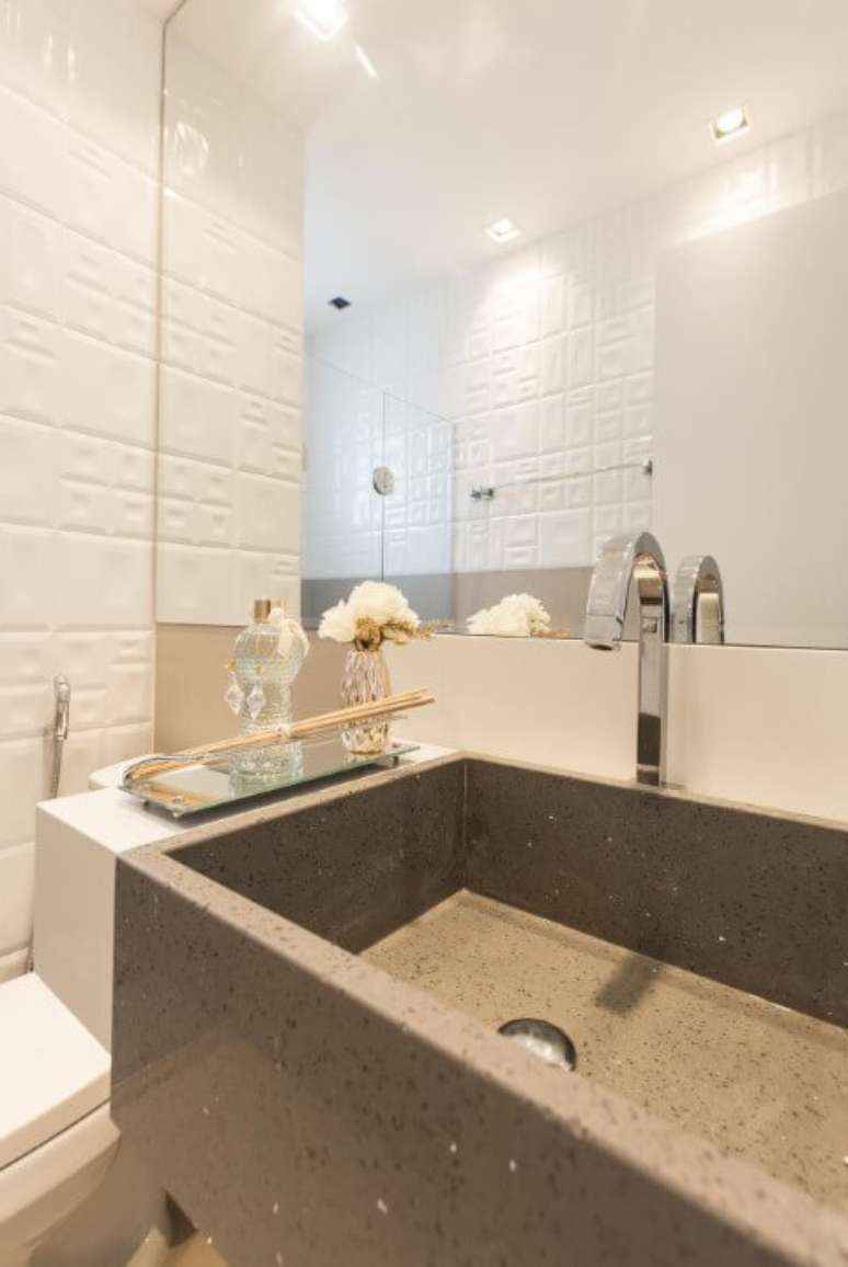 10. O azulejo para banheiro com textura dá todo um charme diferente ao projeto de Andrea Fonseca