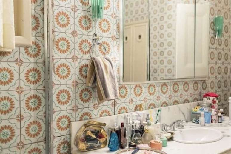 35. O azulejo para banheiro florido deixa o banheiro bem interessante. Projeto de Casa Aberta