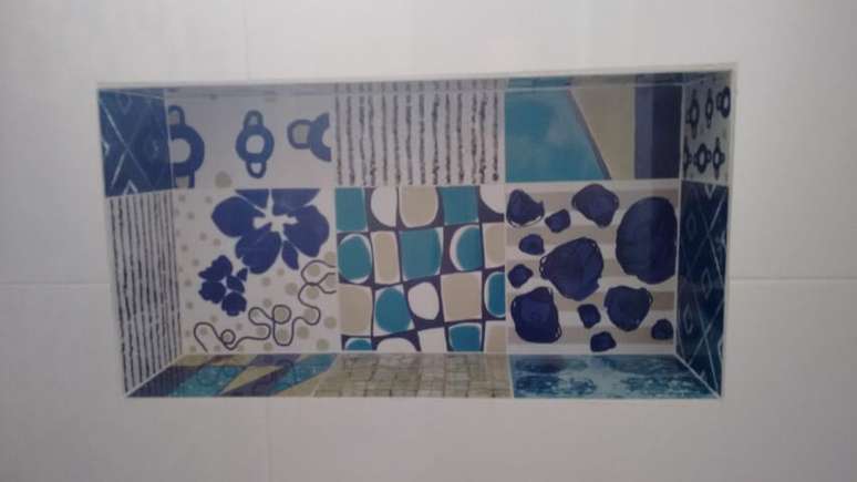 14. Você pode também usar azulejo para banheiro em pequenos detalhes do seu projeto. Projeto de Christian Ekizzy Fritzsons