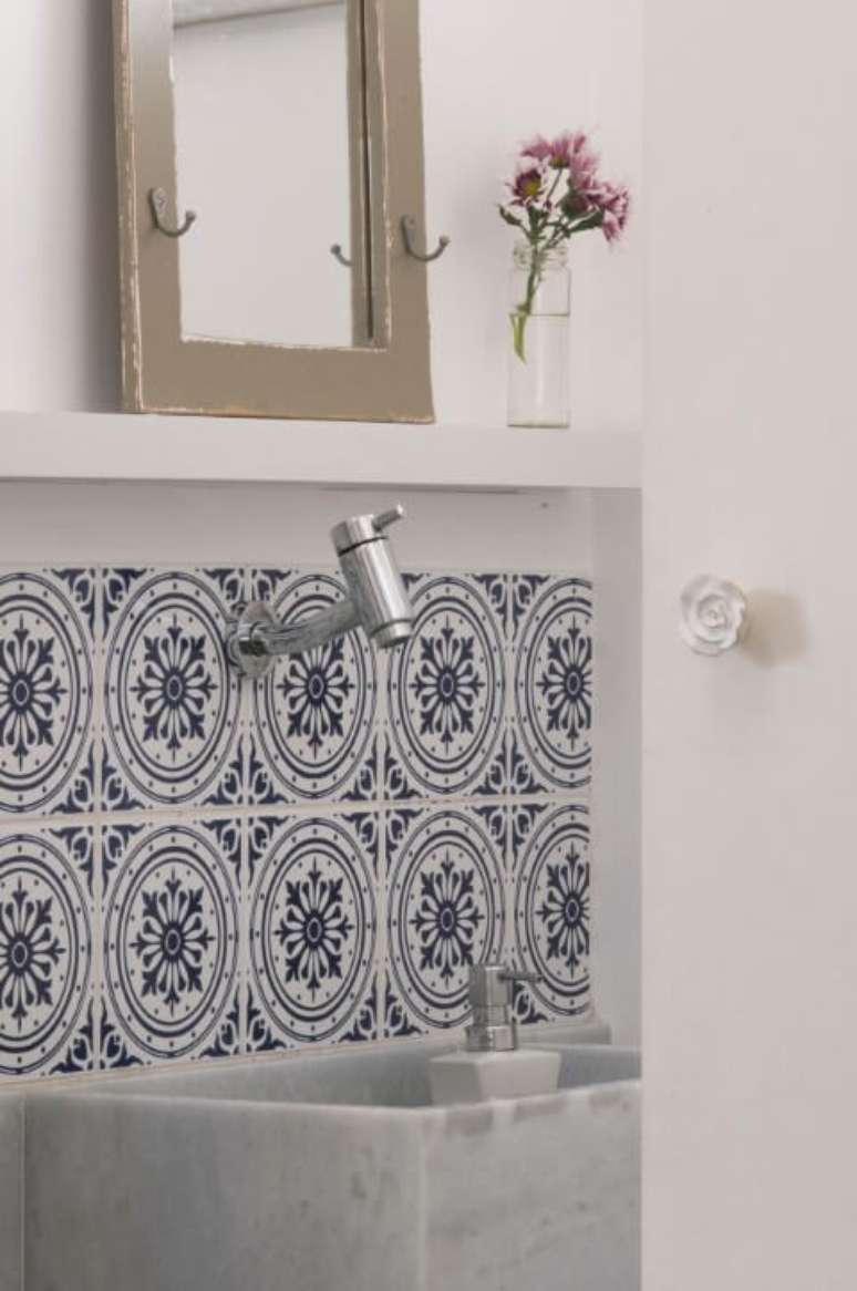 51. Mosaico de azulejo para banheiro. Projeto de Erika Gibrin
