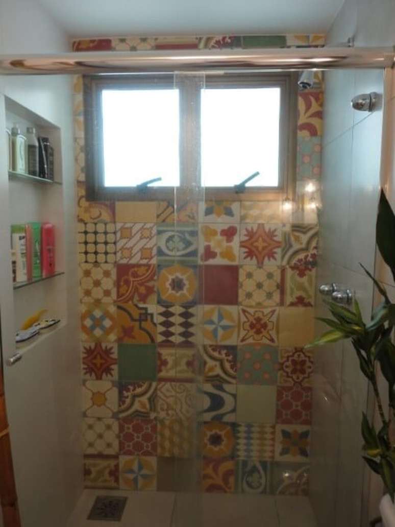 16. Os azulejos hidráulicos ficam alegres no banheiro. Projeto de Maria Helena Torres