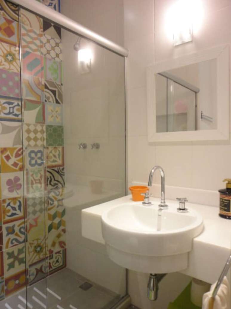 32. Parede coberta por azulejos para banheiro hidráulicos. Projeto de Maria Helena Torres