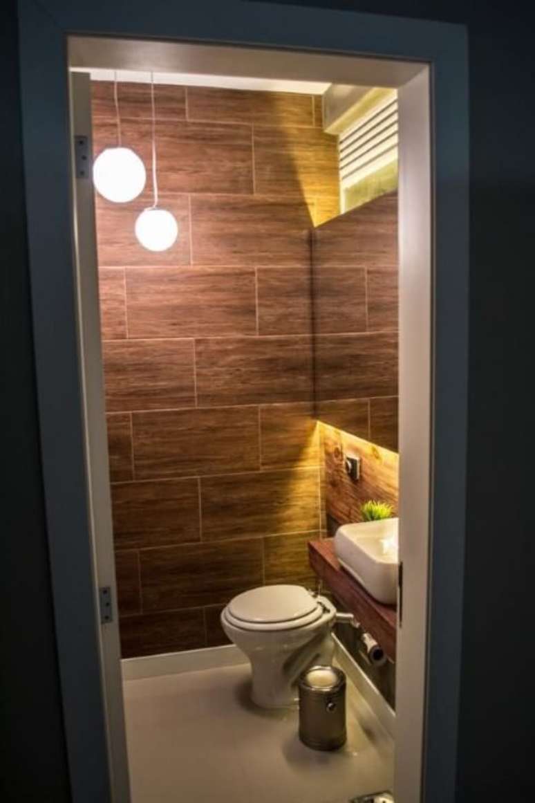 53. Azulejo para banheiro que imita madeira. Projeto de Ambientta Arquietura