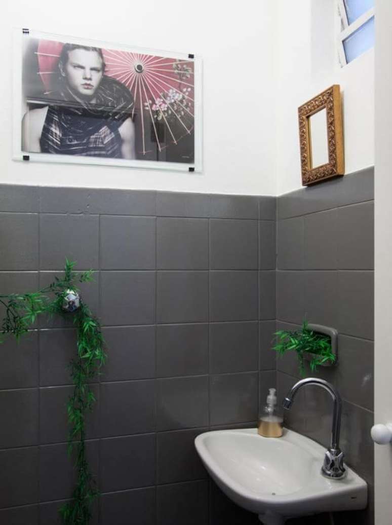 49. No projeto de Buji, o azulejo para banheiro foi pintado de cinza