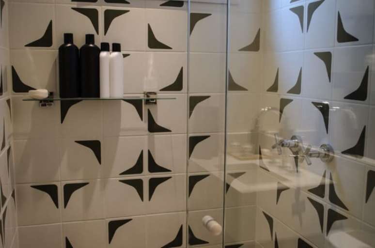 33. O preto e branco &eacute; um cl&aacute;ssico na decora&ccedil;&atilde;o. Projeto de Studio Ecoara