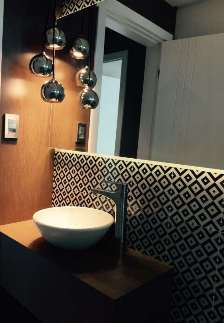 60. Os azulejos para banheiro preto e branco dá um ar moderno ao projeto de Thiago Zuza Design