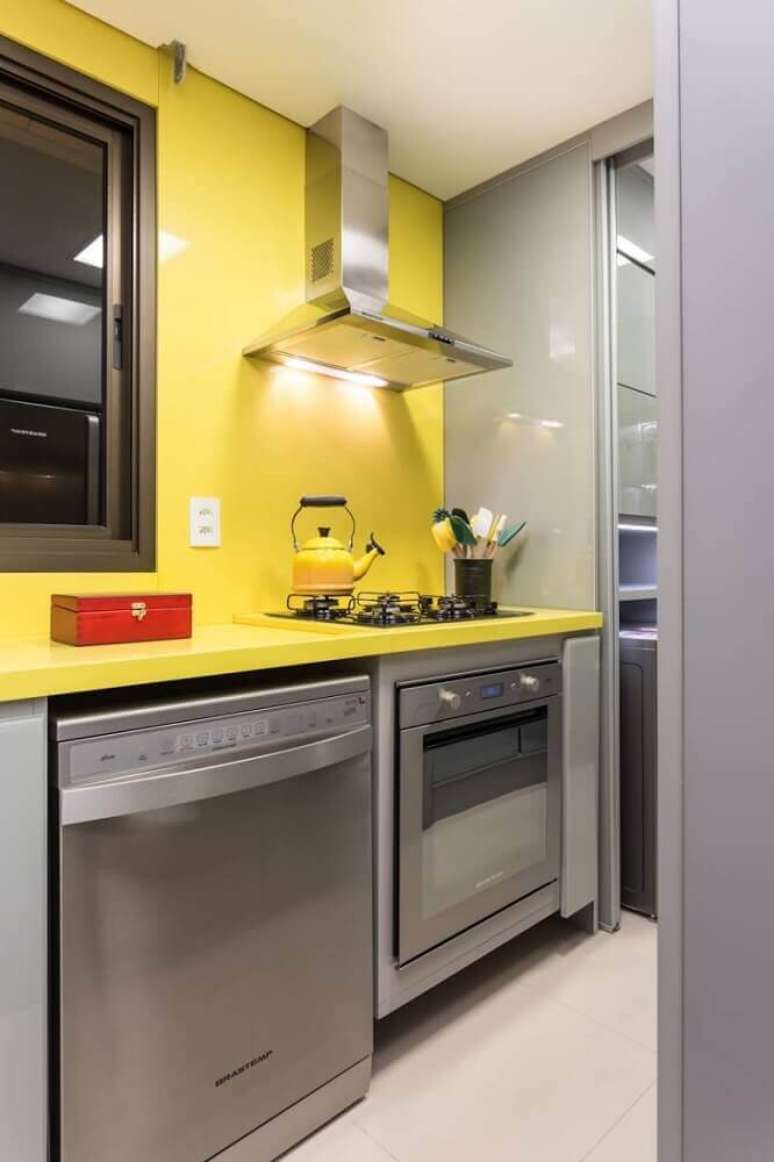 19. A cor amarela deixa a decoração de cozinha muito mais alegre
