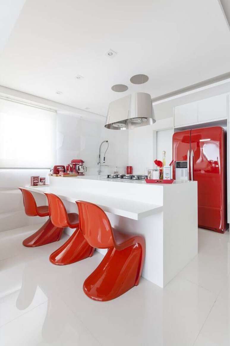 18. Decoração de cozinha clean com silestone brancoe banquetas vermelhas