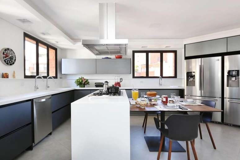 22. Decoração de cozinha gourmet com bancada de silestone branco