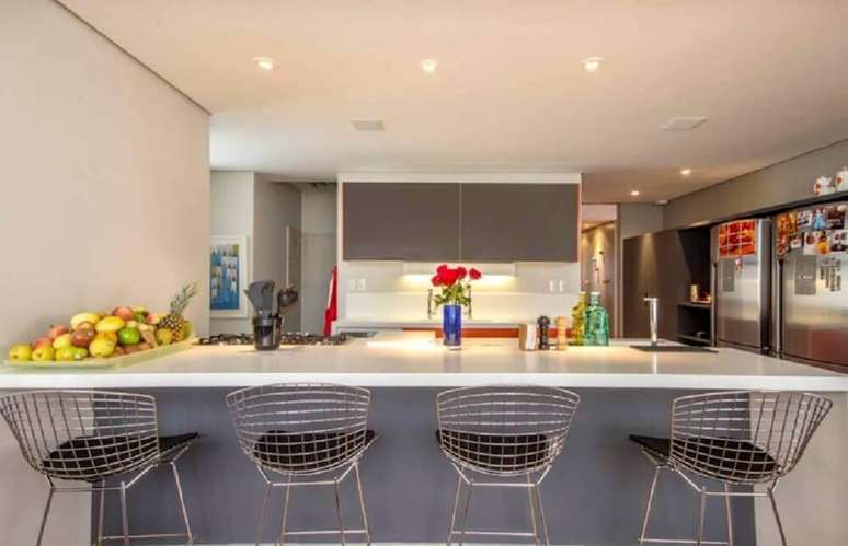 7. Decoração moderna com bancada de silestone branco