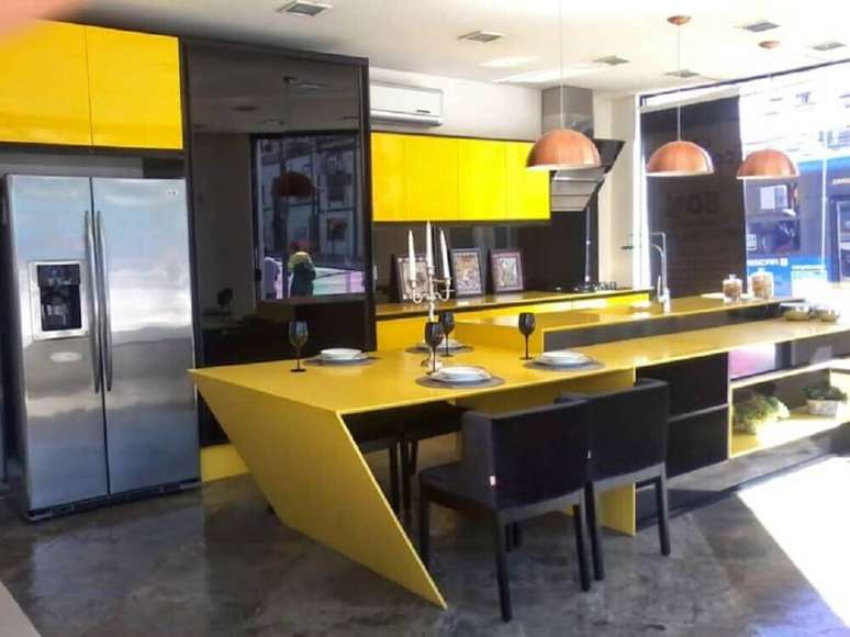 2. Cozinha preta e amarela com bancada de silestone