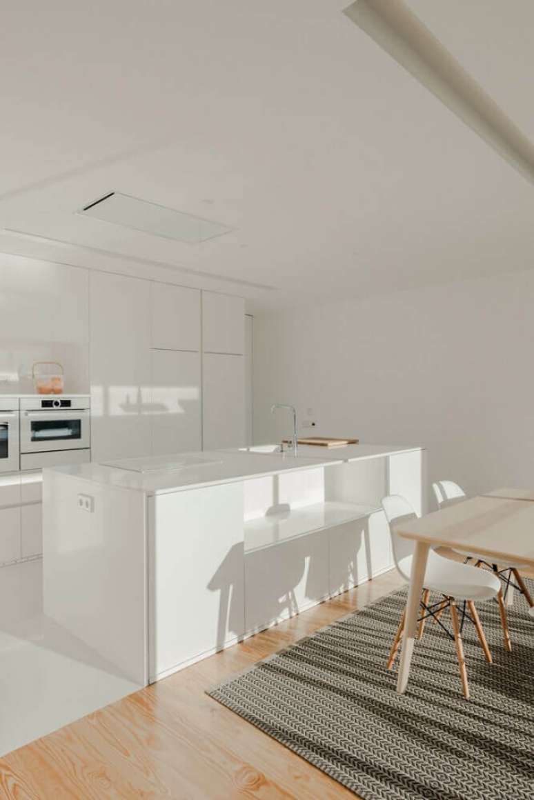 9. Decoração de cozinha bem clean e neutra com silestone branco