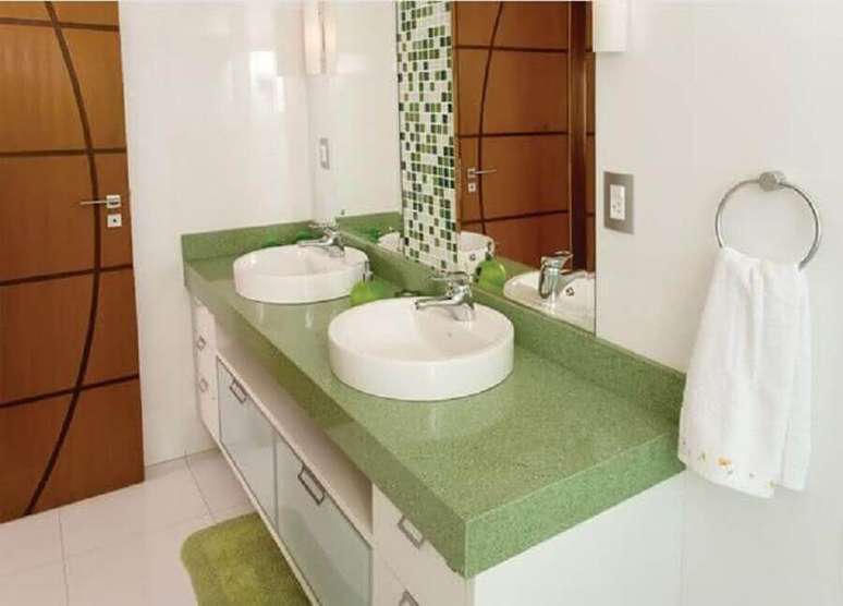 15. Banheiro clean com bancada de silestone verde